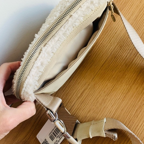 NWT! Lululemon! Everywhere Fleece Belt Bag in Natural Ivory Trench - Picture 9 of 16